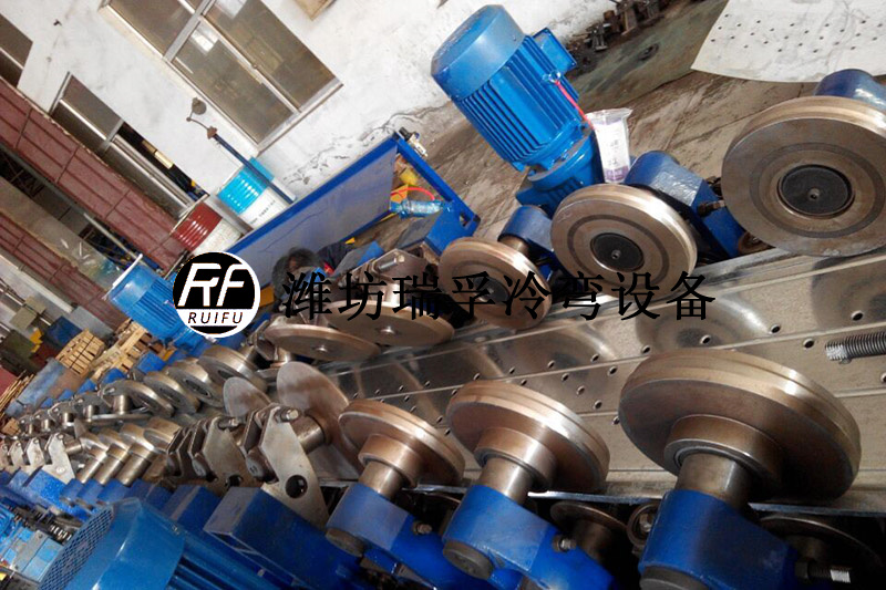 腳踏板成型設(shè)備-自動(dòng)換型 (1).jpg