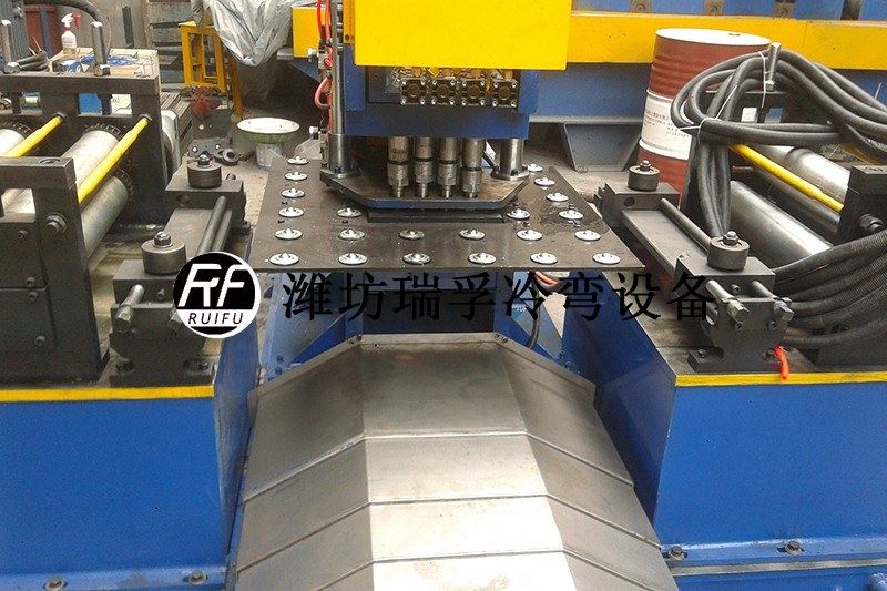 立體車庫邊梁數(shù)控沖設(shè)備 7.jpg