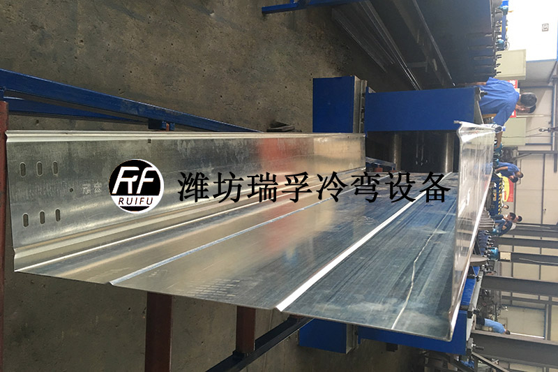 12 電纜橋架設(shè)備—扣蓋式.JPG