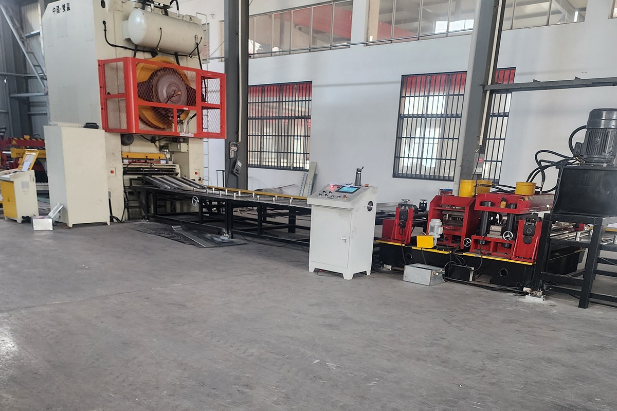 高強節(jié)能模壓電纜橋架設備